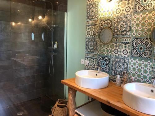 une salle de bain avec deux lavabos et une douche dans l'établissement Belle villa proche de Lyon dans le Beaujolais, à Dareizé