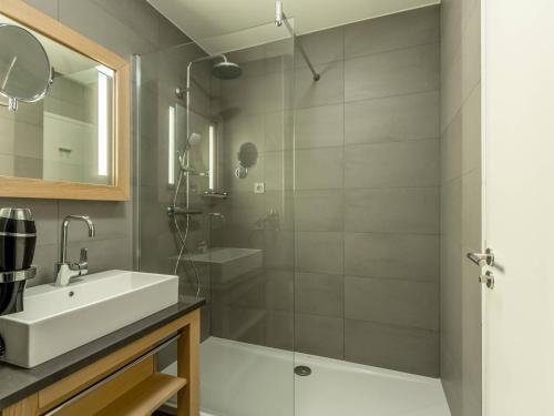 Bilik mandi di Superbe appartement aux Arcs 1800, 7 couchages, piscine, spa, fitness, parking, ski aux pieds - FR-1-352-58