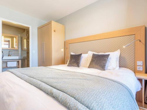 Katil atau katil-katil dalam bilik di Superbe appartement aux Arcs 1800, 7 couchages, piscine, spa, fitness, parking, ski aux pieds - FR-1-352-58