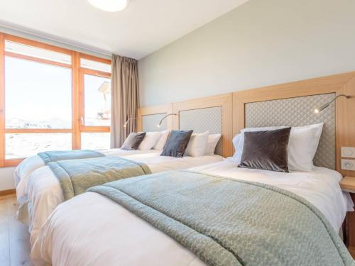Katil atau katil-katil dalam bilik di Superbe appartement aux Arcs 1800, 7 couchages, piscine, spa, fitness, parking, ski aux pieds - FR-1-352-58