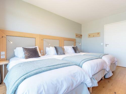 Katil atau katil-katil dalam bilik di Superbe appartement aux Arcs 1800, 7 couchages, piscine, spa, fitness, parking, ski aux pieds - FR-1-352-58