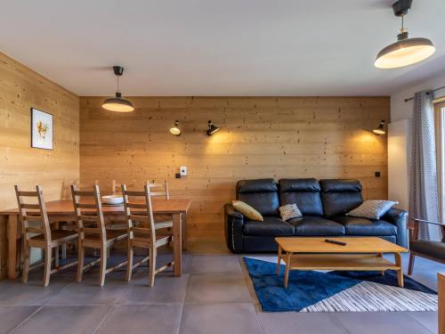 un salon avec un canapé et une table dans l'établissement Appartement 4* pour 6 pers. avec SPA, parking et WiFi aux Arcs 1800 - FR-1-352-60, à Arc 1800