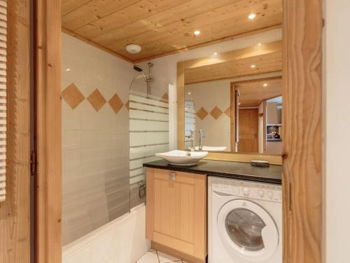 a bathroom with a washing machine and a sink at Appartement spacieux 8 pers, parking, ski aux pieds - FR-1-352-79 in Arc 1800