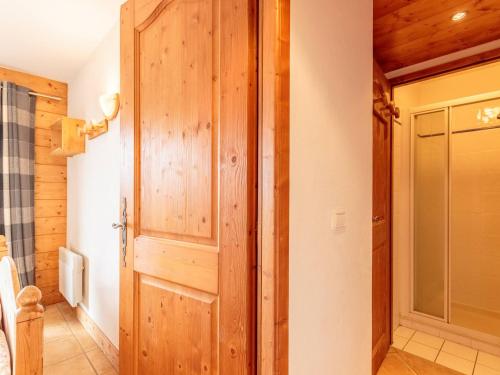 La salle de bains est pourvue d'une porte en bois. dans l'établissement Appartement 4 chambres, skis aux pieds, parking, animaux admis, WIFI - FR-1-352-82, à Arc 1800