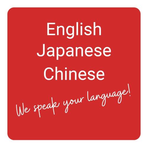 a red sign that reads english japanese chinese we speak your language at 関温泉 吉野屋温泉旅館 in Myoko
