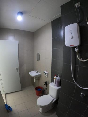 Ένα μπάνιο στο TheBreezy - LBS SKYLAKE RESIDENCE