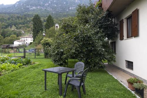 a table and two chairs sitting on a yard at Da Tiziana in Balbido-rango
