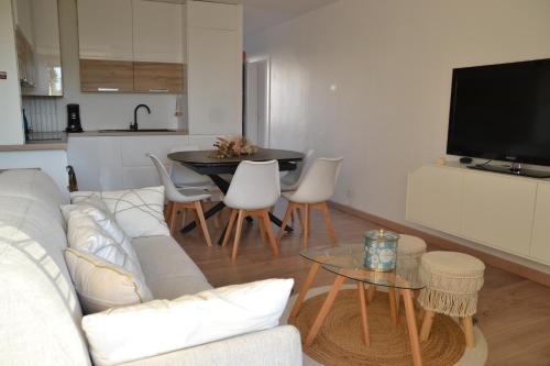 un salon avec un canapé et une table dans l'établissement Palavas les Flots Appartement T2 à 5 min de la plage, à Palavas-les-Flots