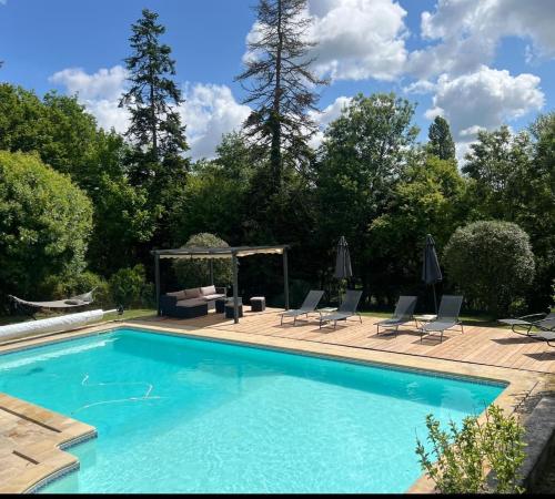 une piscine avec des chaises et un gazebo dans l'établissement Dog friendly gîte with private Garden, jacuzzi and pool, à Penne-dʼAgenais