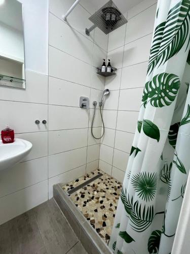 a bathroom with a shower with a shower curtain at Gemütliche Wohnung nahe Messe und Flughafen in Ratingen