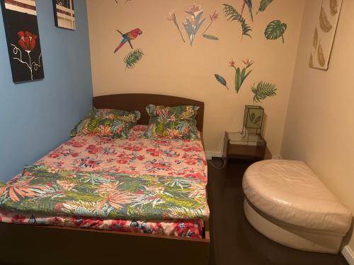 - une petite chambre avec un lit et un tabouret dans l'établissement Studio à louer, à Villard-Bonnot