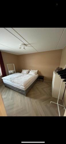 a bedroom with a large bed in a room at Ryenstubben in Oslo