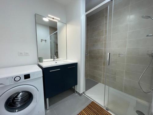 La salle de bains est pourvue d'un lave-linge et d'une douche. dans l'établissement Appartement moderne et confortable avec navette au pied, à Samoëns ! - FR-1-624-113, à Samoëns