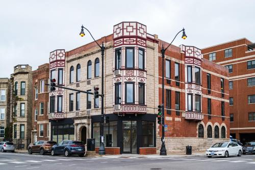 un bâtiment dans une rue avec des voitures garées devant dans l'établissement Logan Square SRO Hotel, à Chicago