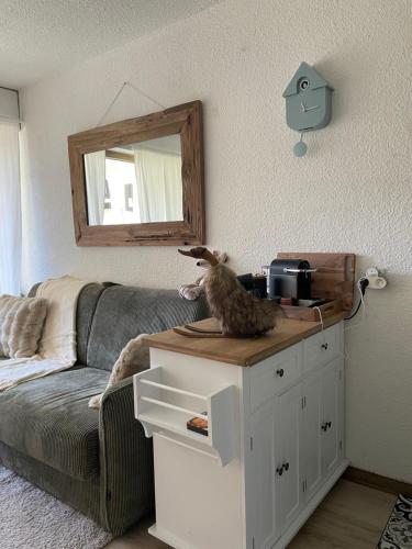un chat assis sur une table dans un salon dans l'établissement Le Carolaz Studio cosy et familial pour 4 personnes, aux Contamines-Montjoie