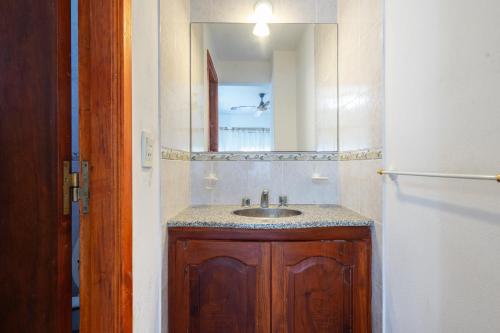 a bathroom with a sink and a mirror at Hosteria Recalada in Pinamar