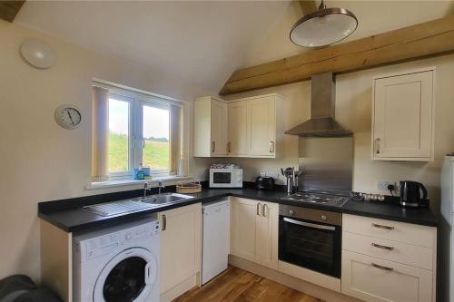 Η κουζίνα ή μικρή κουζίνα στο 1 Abbey View Cottages, Battle, East Sussex