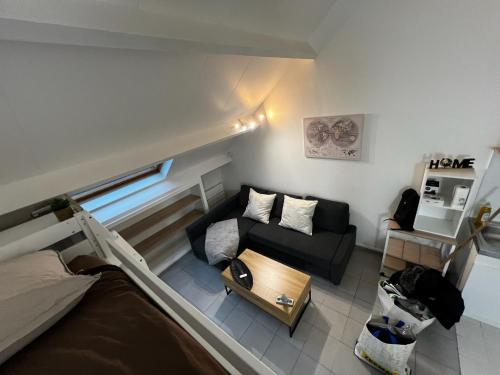 Una vista aérea de una sala de estar con un sofá. en Joli Studio de 25 M2 proche de Disney, en Collégien