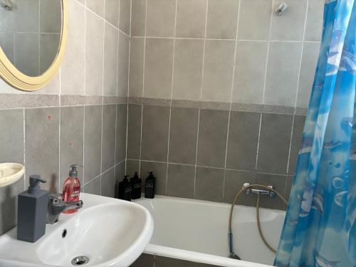 une salle de bain avec un lavabo et une baignoire dans l'établissement Studio Sleeps 2 with Balcony & Free Parking, à Sousse