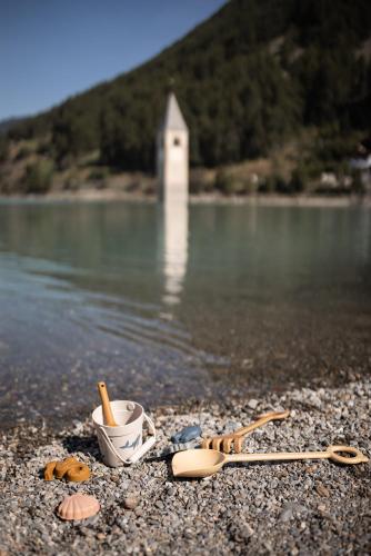 a group ofaching utensils on the shore of a lake at DAS GERSTL Family Retreat in Resia