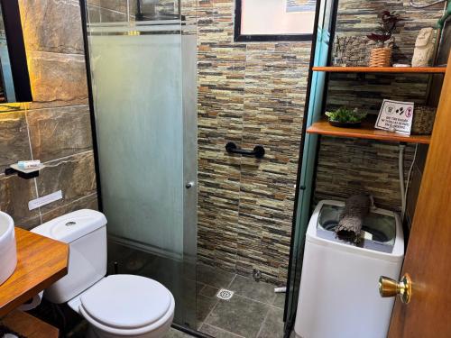 a bathroom with a toilet and a shower at Hermosa casa con piscina climatizada todo el año en Bella Vista, Piriápolis in Bella Vista