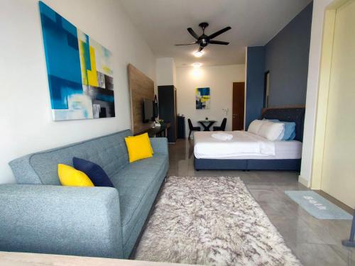 un salon avec un canapé et un lit dans l'établissement Imperio Residence Melaka by Dream View, à Malacca