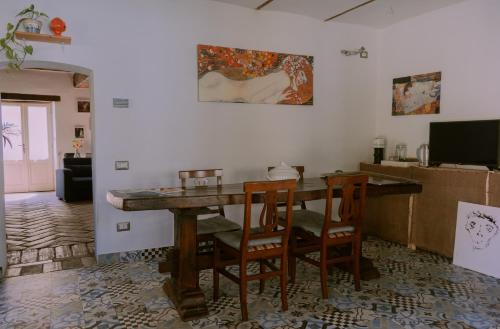 a room with a table and chairs and a tv at Il labirinto di Karma in Montebello della Battaglia