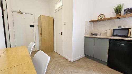 Kuchyň nebo kuchyňský kout v ubytování Newly renovated Studios & Ensuite Rooms! - Camberwell