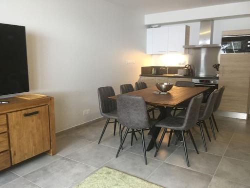 - une cuisine avec une table à manger et des chaises dans l'établissement Ski in and ski out in Oz, Alpe d'Huez, à Oz