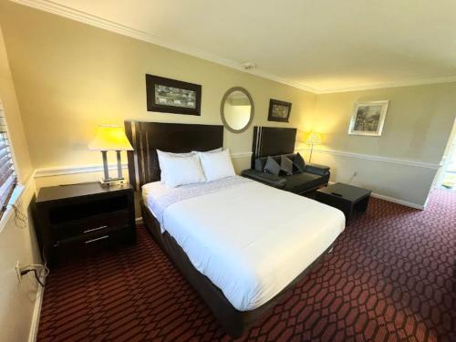 a bedroom with a large white bed and a mirror at Kiteville Lancaster in Strasburg