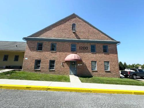 a brick building with a door on the side of it at Kiteville Lancaster in Strasburg