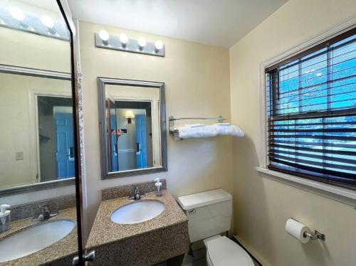 a bathroom with two sinks and a toilet and a mirror at Kiteville Lancaster in Strasburg