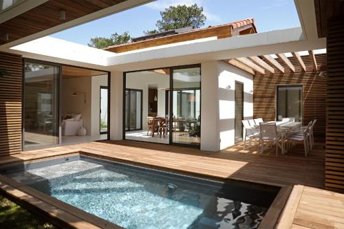 una casa con piscina e terrazza di CLUQUE- Maisons de Vacances a Capbreton