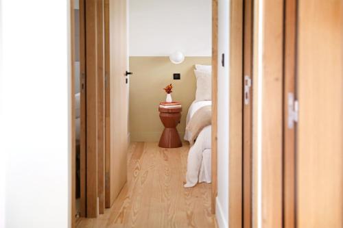 una camera con letto e servizi igienici di CLUQUE- Maisons de Vacances a Capbreton