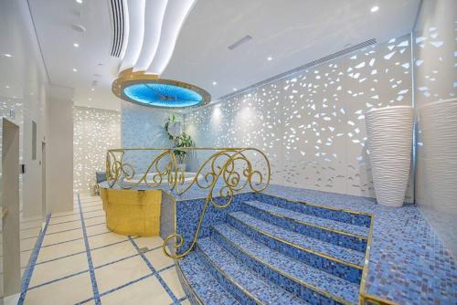 Una escalera en una habitación con una pared azul y blanca. en FIRST CLASS 1BR Amazing Marina Views, en Dubái