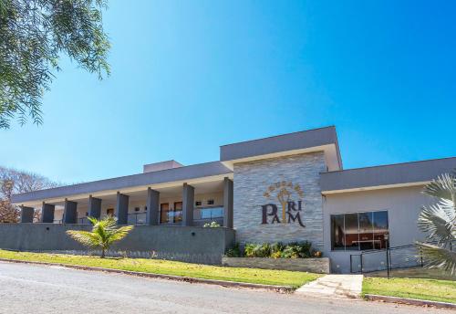 a building with aryan sign on the side of it at Pousada Piri Paim in Pirenópolis