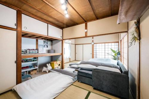 a room with two beds in a room at くりくまのいえNostalgic JPN House cottage 2BDR in Marugame