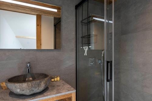 une salle de bain avec un lavabo et une douche dans l'établissement Apartment Hogolyo, aux Gets