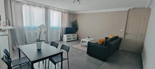 un salon avec une table et une salle à manger dans l'établissement Charmant T2 à 5 min des Plages -10min Calanques, à Marseille