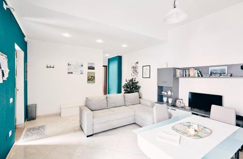 a living room with a couch and a table at Casa del Principe in Ottaviano