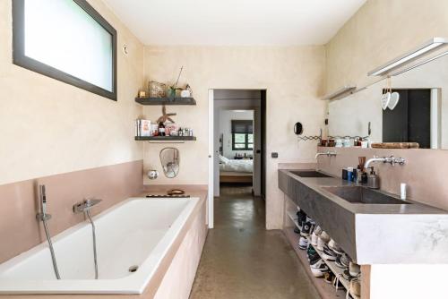 Ένα μπάνιο στο LA MAISON DU BONHEUR