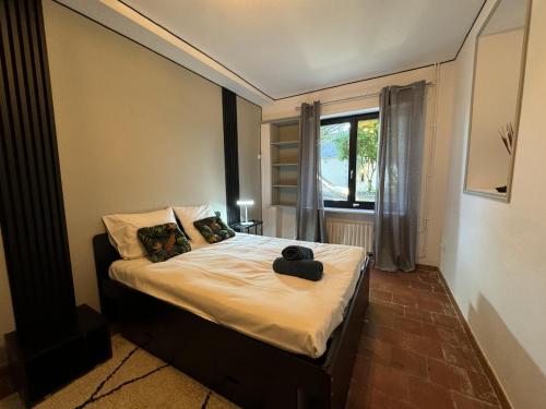 une chambre avec un lit avec un chapeau dessus dans l'établissement Le Saltimbanque - 6 pers - Campagne - Rêve au Mans, à Mansigné