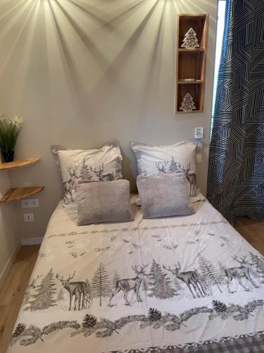 une chambre avec un lit avec une couverture dessus dans l'établissement La maison de Tedone, à Arles-sur-Tech