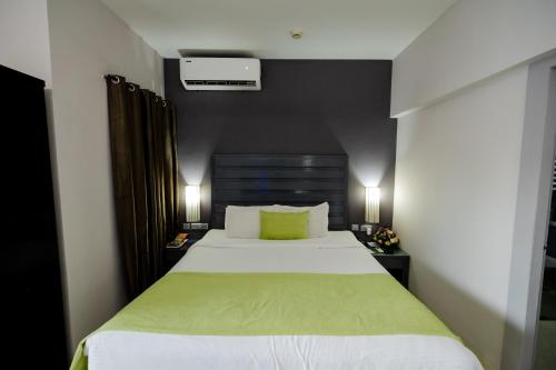 Postel nebo postele na pokoji v ubytování Regenta Baywatch Resort, Goa