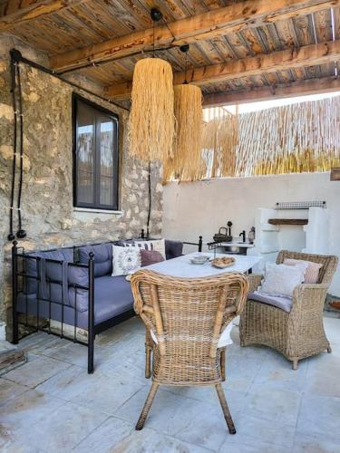 Χώρος καθιστικού στο Stone House with Pool - Entire Floor
