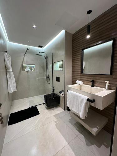 a bathroom with a sink and a shower at Centrico 13 Confort & Luxe au Centre in Tangier
