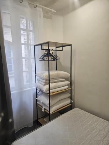 une chambre avec un porte-serviettes et un lit dans l'établissement Chez Camille, à Dieppe