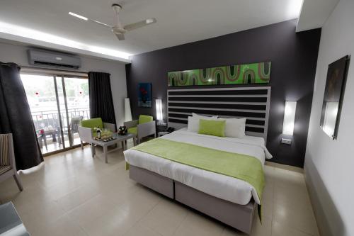 Postel nebo postele na pokoji v ubytování Regenta Baywatch Resort, Goa