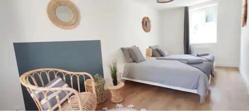 une chambre avec un lit et un canapé dans une pièce dans l'établissement L'idylle dieppoise, à Dieppe