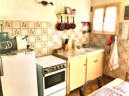 Il comprend une petite cuisine équipée d'une cuisinière et d'un réfrigérateur. dans l'établissement Charmant séjour au cœur des vignes de Banyuls, à Banyuls-sur-Mer